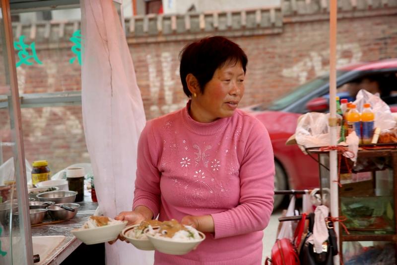 睡个觉能把骨头睡碎？河南大姐翻个身，肩膀散架了！50岁的人了，就睡个觉翻个身，