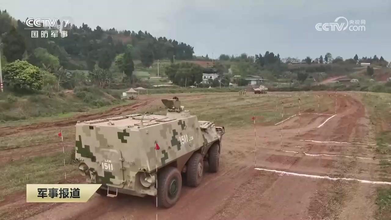 车辆演训试验场上的这辆六轮装甲车是什么型号，在进行什么试验科目呢？从外形来看，比