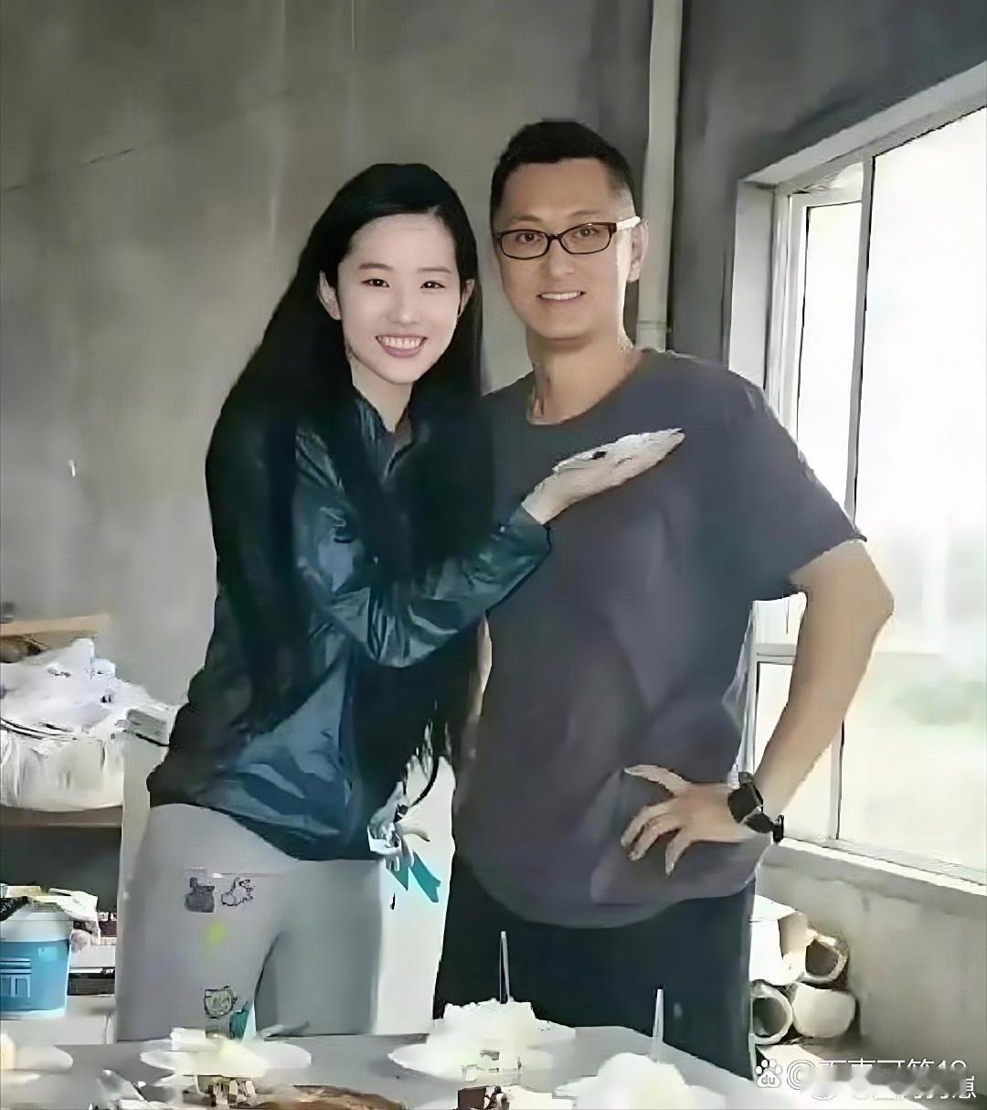 24岁的刘亦菲满脸胶原感，状态绝佳！可谁能认出她身边的人是谁？​​​