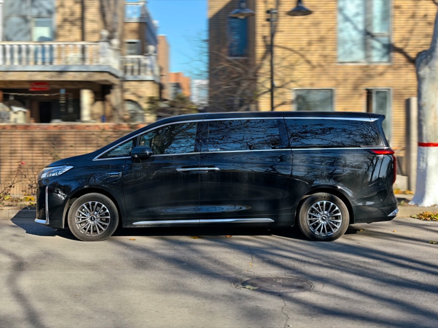 最近在路上见到的魏牌高山越来越多了，一看销量，10月份已经冲到MPV销冠，超越丰