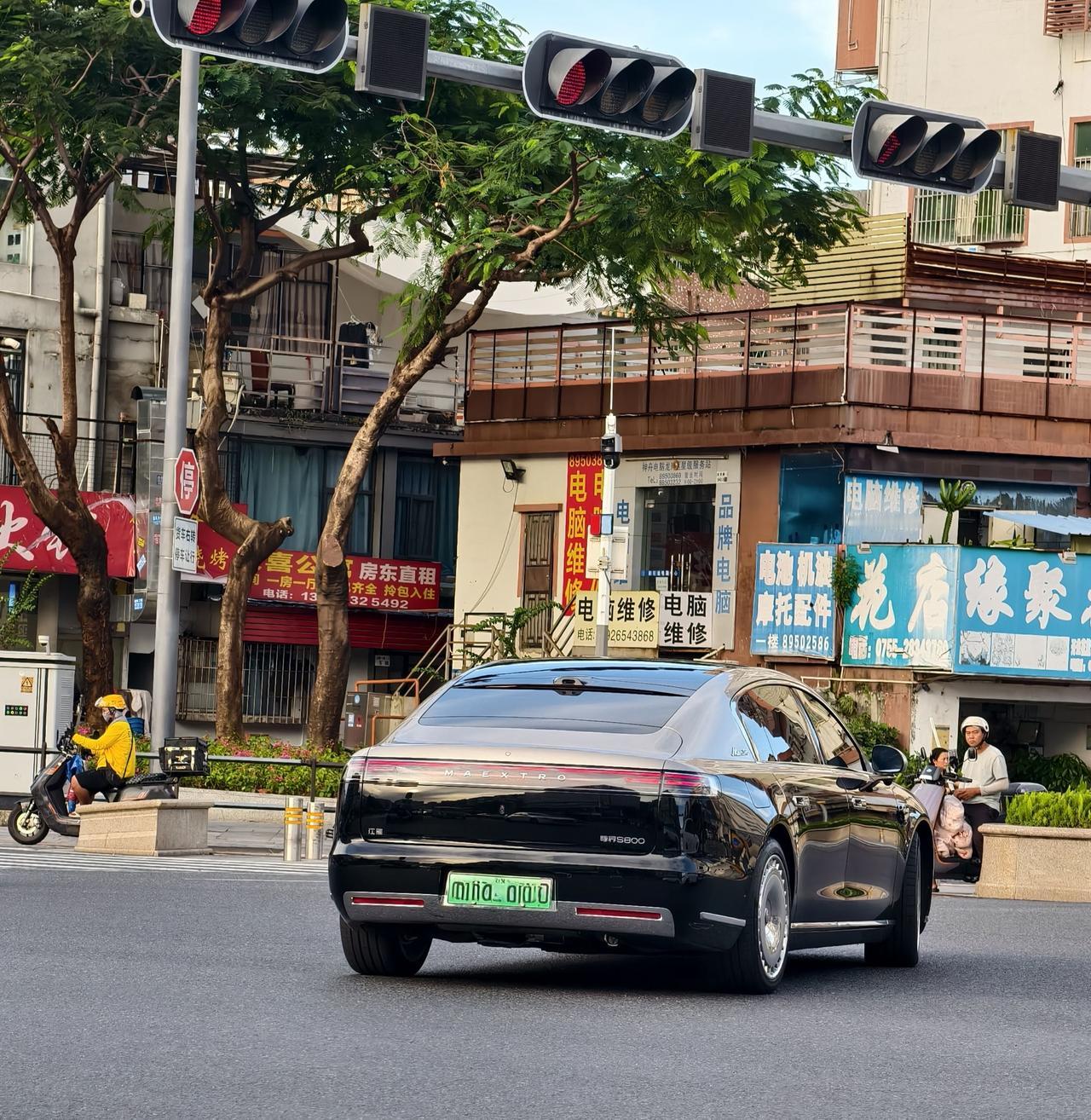 今天等红绿灯的时候，看到一辆野生的尊界S800，气场一点都不输给迈巴赫