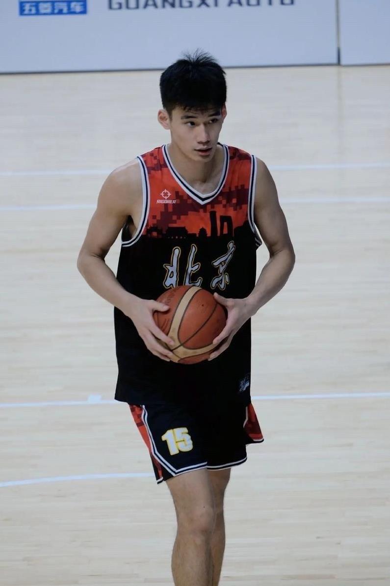 CBA选秀大会：福建用状元签选中杨曦皓榜眼杜智博探花庞峥麟CBA选秀大会刚刚