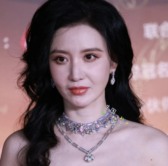 张萌抹胸造型一穿内娱顶流