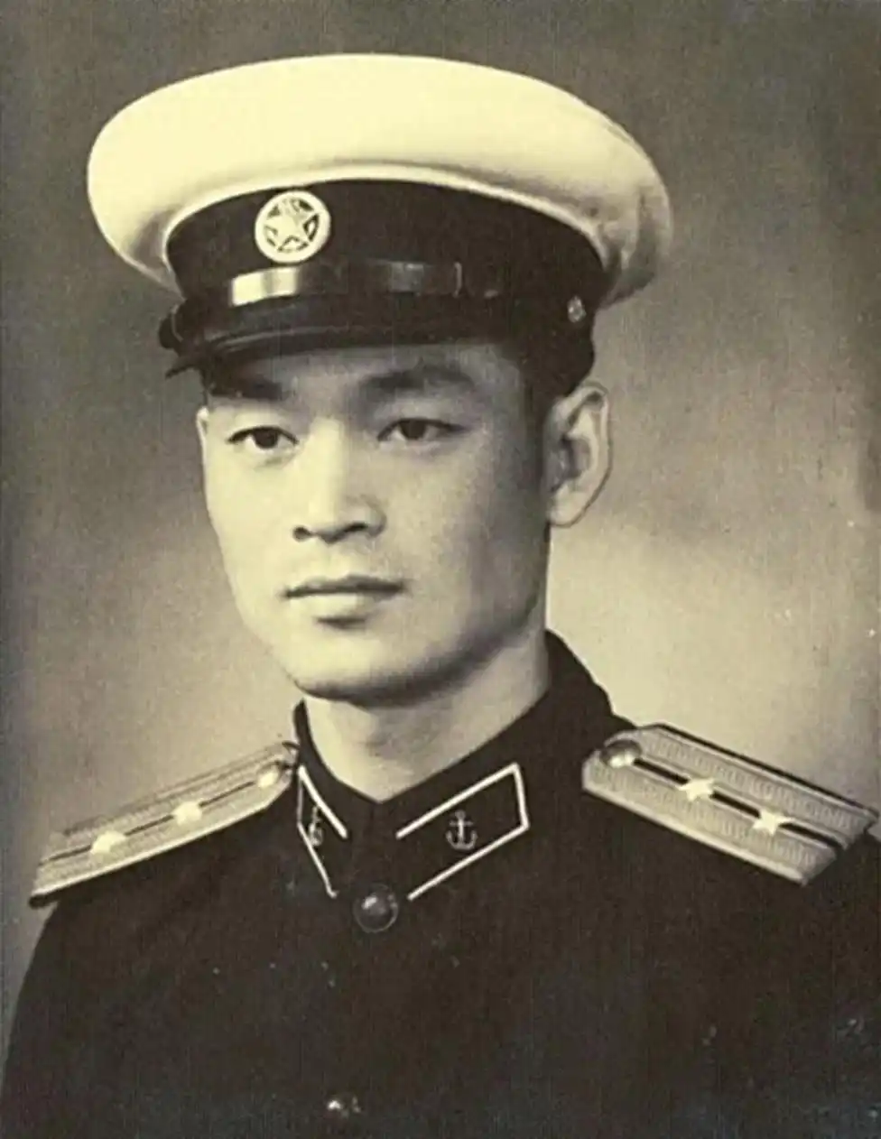 1995年，许世友之子许光与妻子一起来北京看望女儿，对她直言：“我们不去住招待所