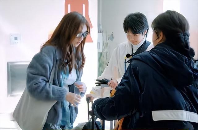 李小冉的白真是让人惊掉下巴！在《乘风2026》里，她穿黑丝绒礼裙，白得像自带柔光