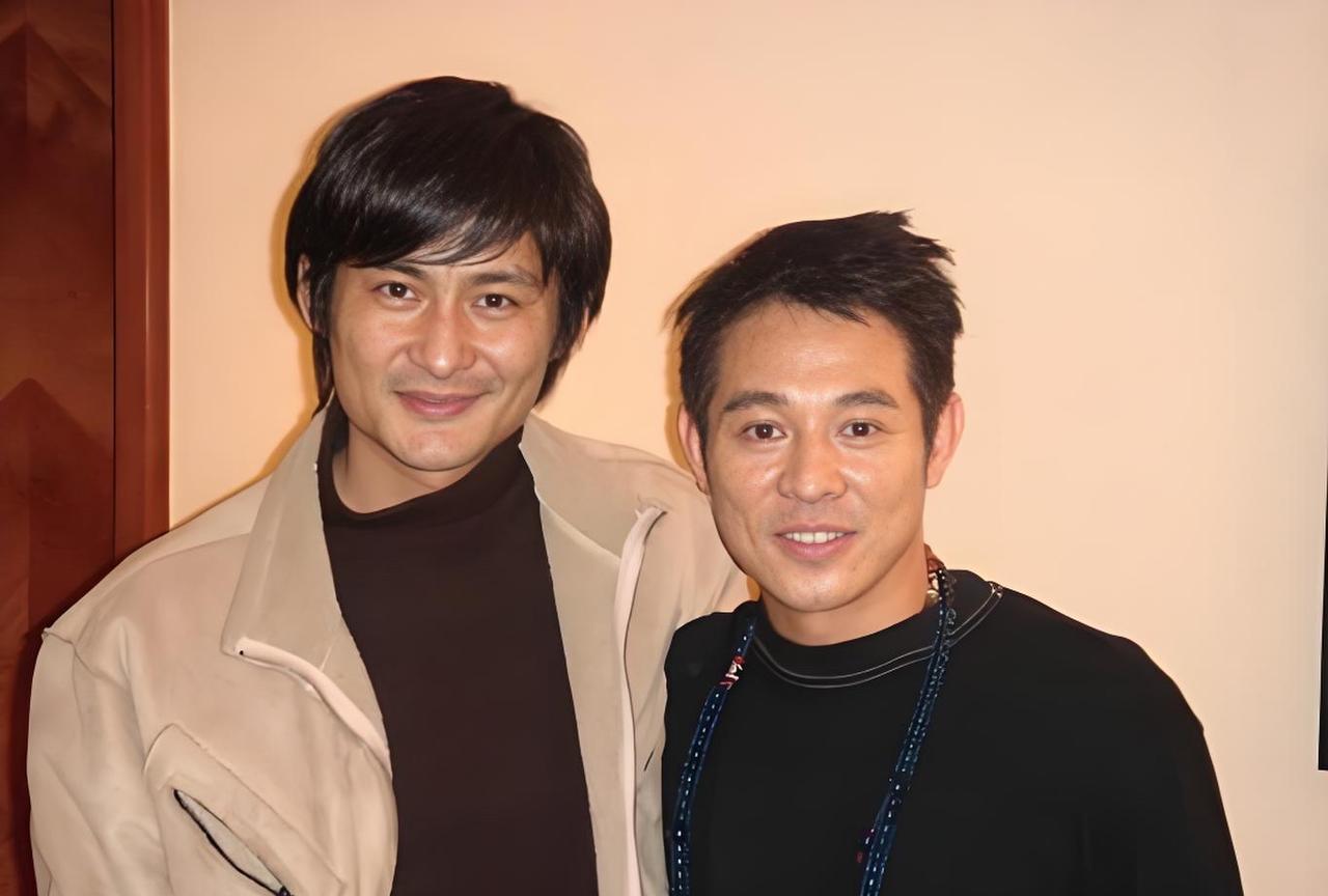 #老照片#右边是著名武打巨星李连杰，左边这位帅哥，英俊潇洒，帅气十足，