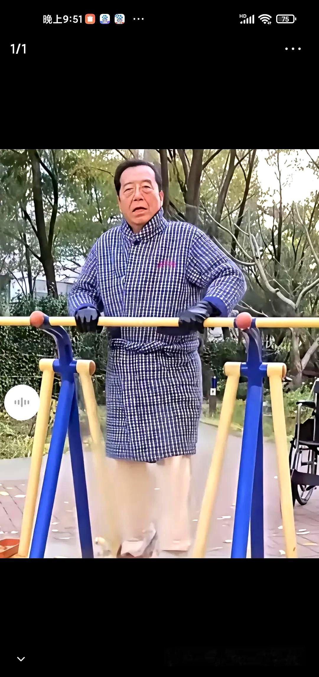 近日86岁的李双江在海南的一张照片。李双江与梦鸽在海南定居养老。不知道李双江