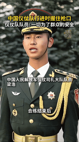 热泪盈眶了！中国仪仗司仪大队行走在莫斯科的街头，当走到群众身边时，军人们一个细微