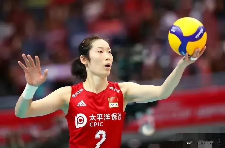 【中国女排新老交替，2号球衣易主】近日，国际排联官网公布了中国