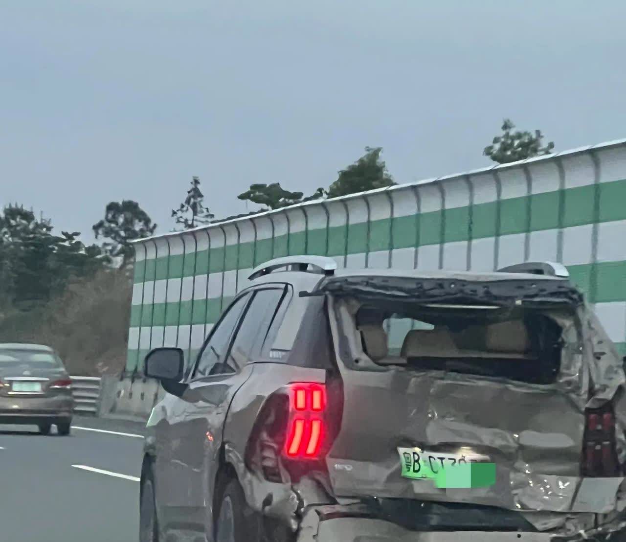 在高速上遇到惊人一幕！一辆电车车尾被撞得稀烂，后备箱都瘪进去了，居然还在高速上飞