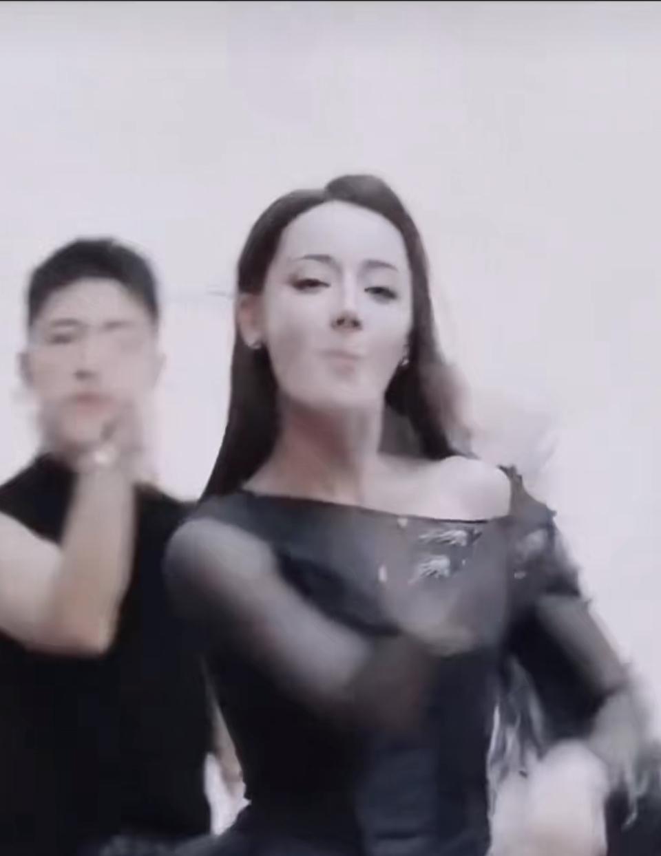 家人们谁懂啊！迪丽热巴又杀疯了！最近她为宣传刑侦剧《利剑·玫瑰》（7月28日开播