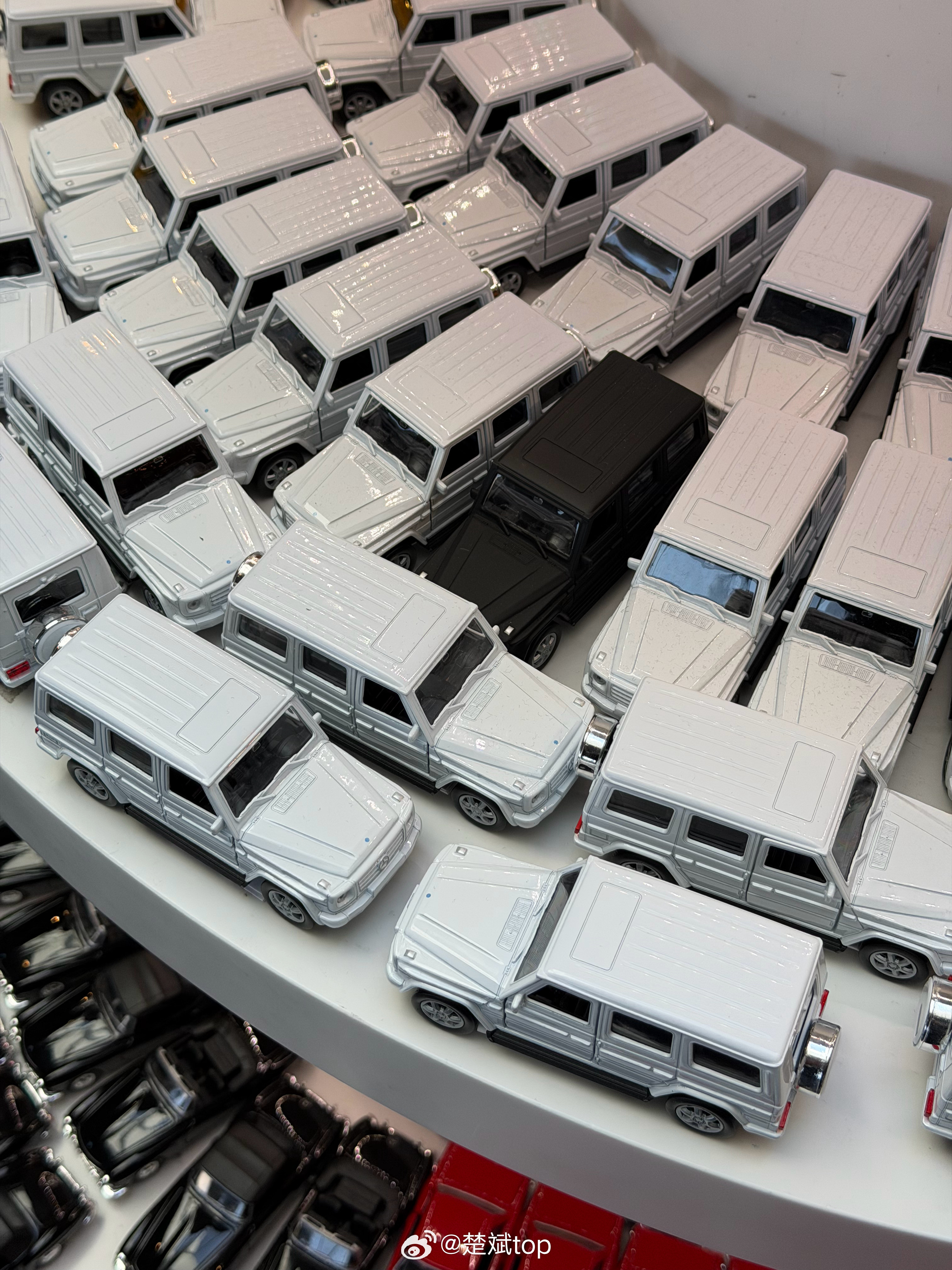 奔驰博物馆看到了名场面，哈哈哈哈！知道图一的绝对是老粉丝了，那时候我们开车真的没