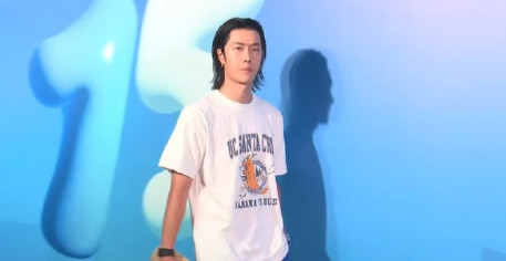 王一博短裤拖鞋出席乐华年会红毯，难得能在内娱见到这么松弛的红毯造型。