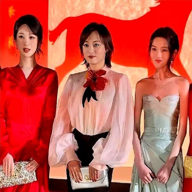 正红裙把C位秒成背景板灯还没亮，杨紫那条红得像刚出锅的糖葫芦的长裙先炸了。