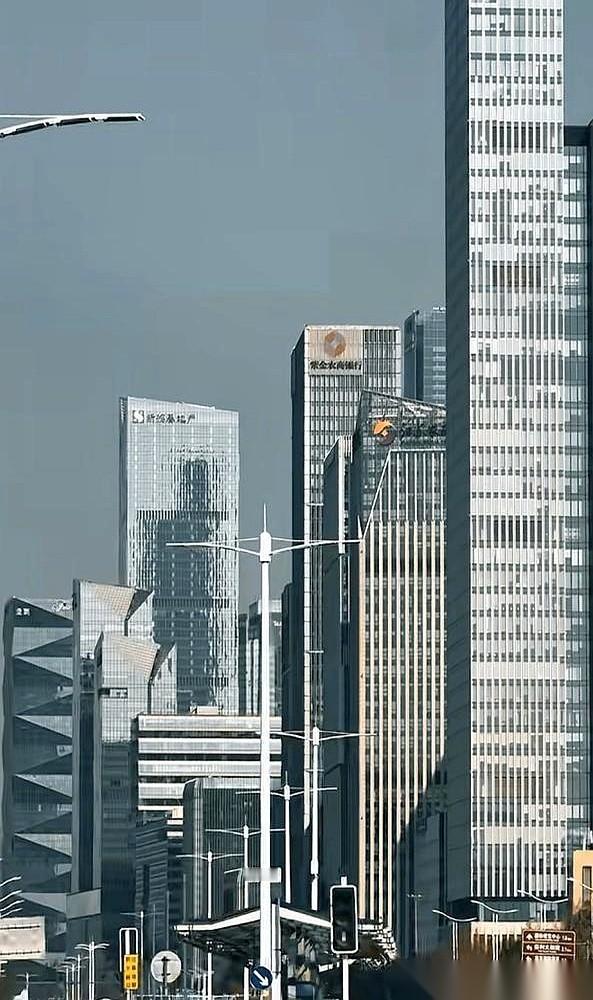 多花了12.8个亿，就为了把机场盖在一片软趴趴的地基上。你没听错，这事儿就发生