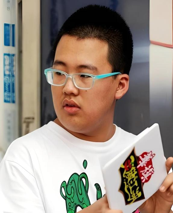 2002年，一个陌生男子走进老屋，附下身对刚满6岁的郭麒麟说：“我是你的父亲。”