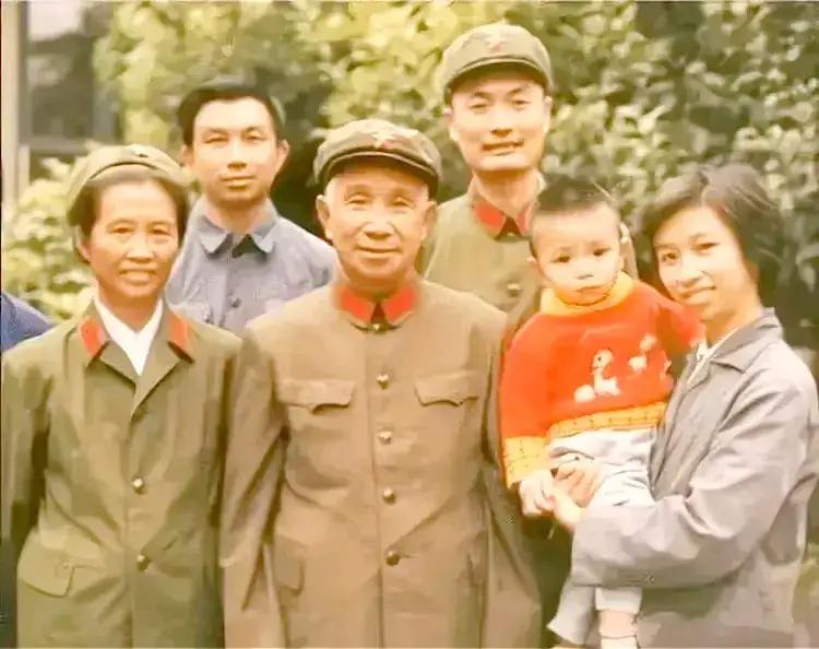 1983年，战神粟裕将军与夫人、孩子、孙子的全家福，一家子其乐融融，幸福感爆棚。
