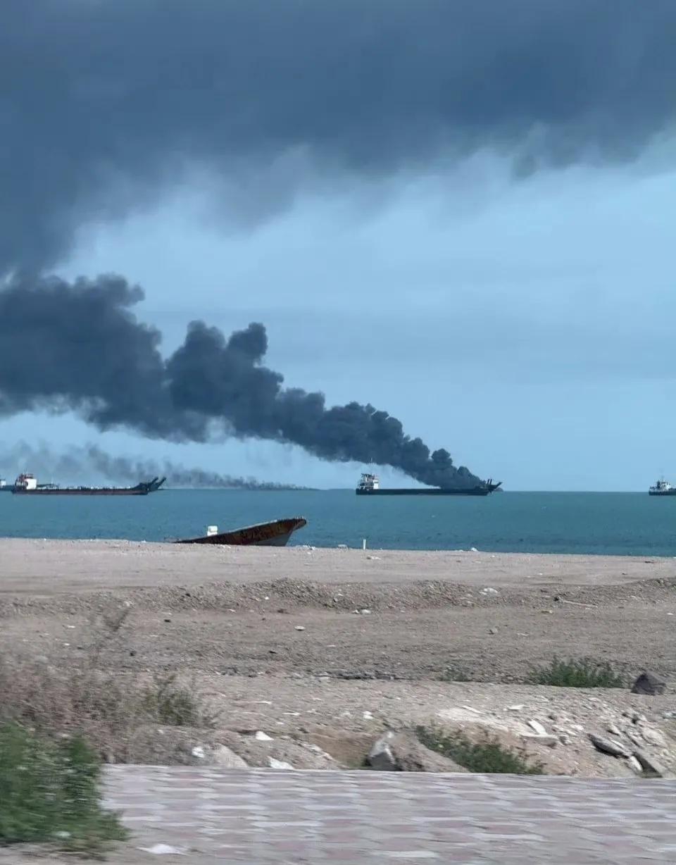 美以空中力量空袭了在波斯湾的三艘伊朗油轮。但是不要忘了，在波斯湾、阿曼湾还有大批