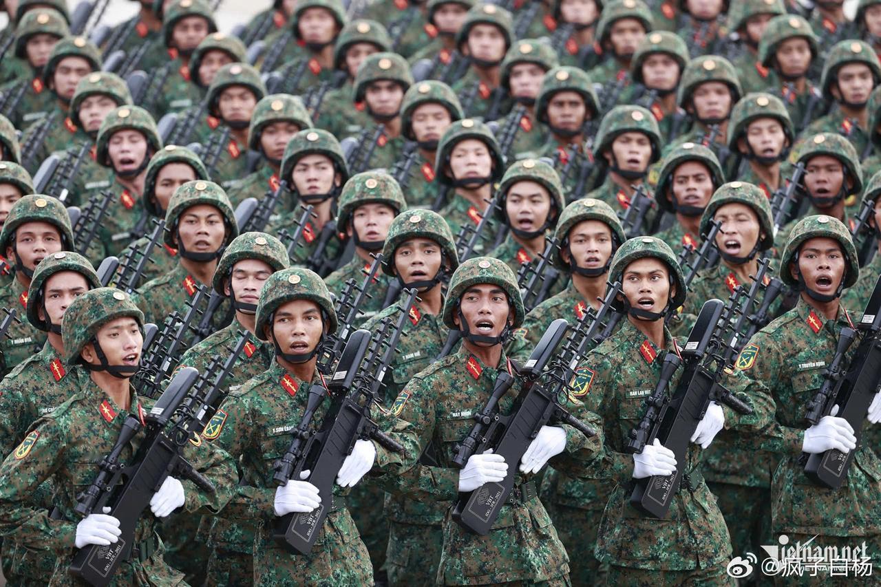 越南九二阅兵中手持制式无人机反制枪的越南电子战部队方阵，越军对电子战还是比较重
