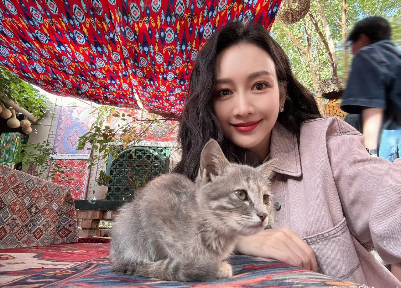 大张伟一句话，王鸥当场愣住，吉娜的表情更是绝了！“人在江湖，身后有鸡”？这什