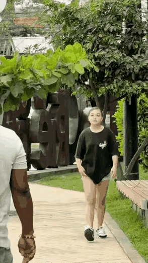 常言道：乱世英雄起四方，有枪便是草头王！按说黑人男子也没有做啥威胁到白人女子的