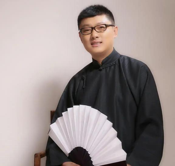 回旋镖正中眉心：袁腾飞润美不到两月，一张急诊账单把他打回了原形当年在讲台上喊