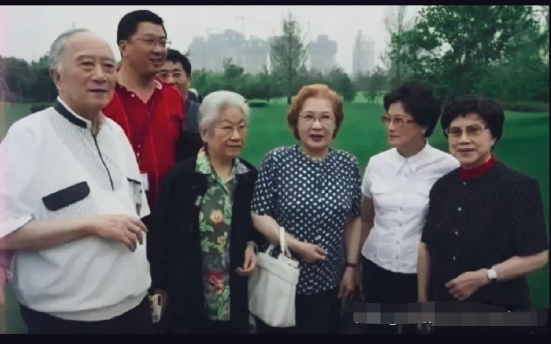 老艺术家齐聚一堂，认出秦怡，左边是孙道临，其他几位谁能认出来？