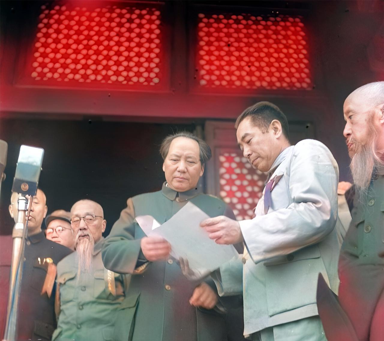 这张照片拍摄于1949年10月1日。毛主席与周总理在天安门城楼上审阅开国大典宣告
