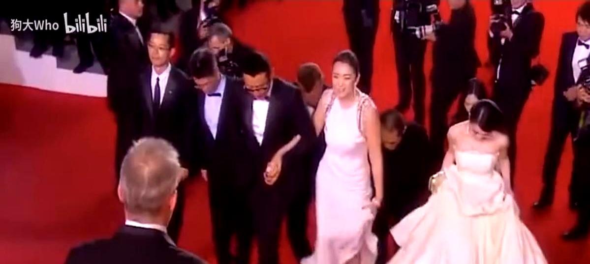 她20次戛纳，没再牵他5月14日傍晚，红毯铺到海边。巩俐穿粉色长