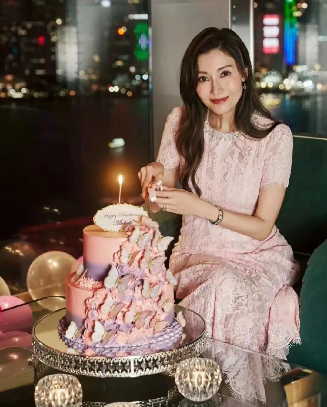 55岁的李嘉欣迎来生日，仪式感满满！她先与粉丝温馨相聚，分享喜悦；又和好友畅快欢