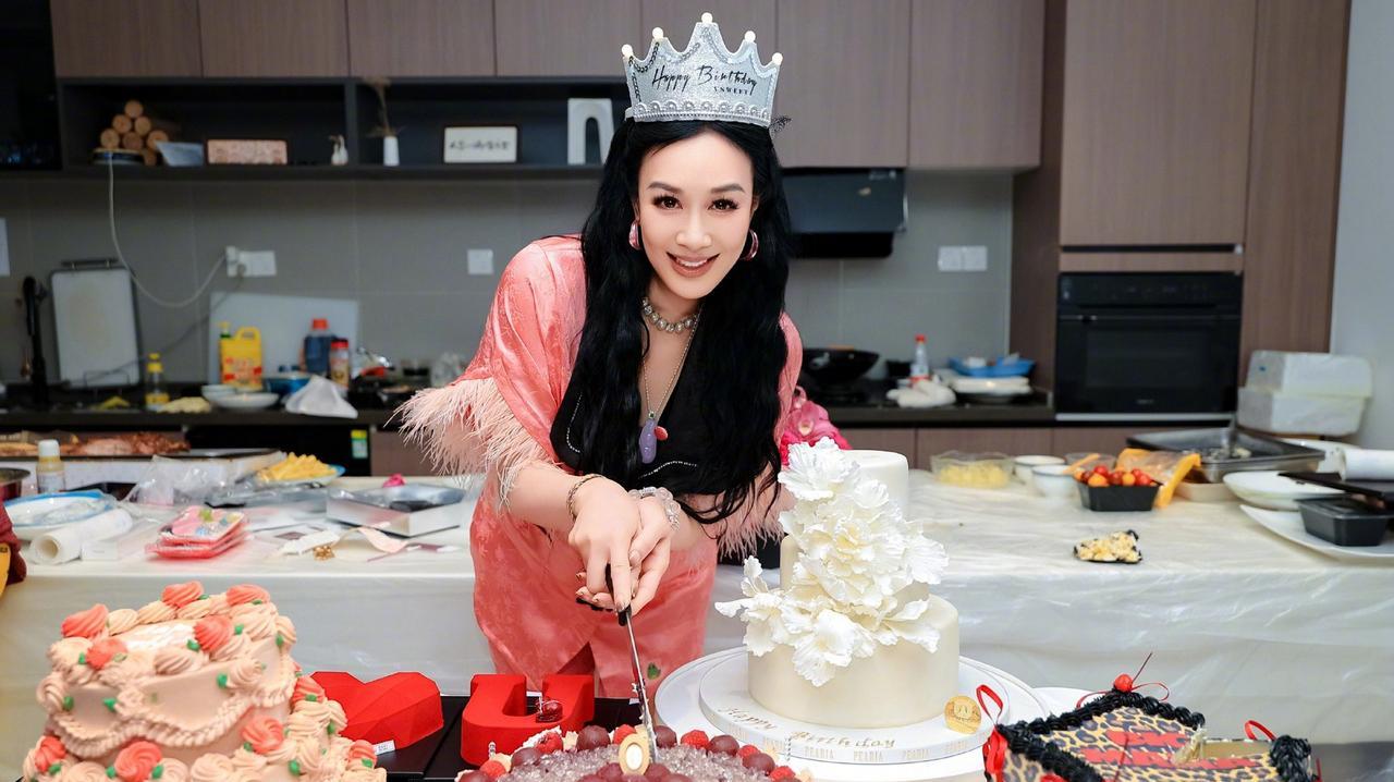 在钟丽缇姐姐56岁的生日宴上，来了好多漂亮姐姐。果真，颜值是会“传染”的。身旁有