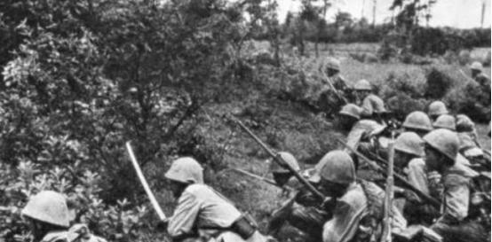 1940年，日军2000兵力趁着过新年，在武家湾包围了2团，团长却下令不准开枪，