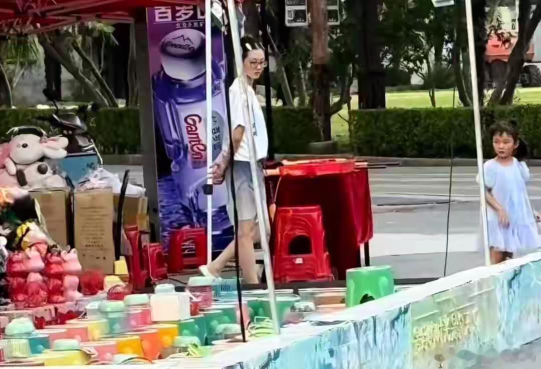 苗苗带仨孩子外出玩耍，1岁三胎女儿已会走路，正脸首曝光像郑恺！！！​​​