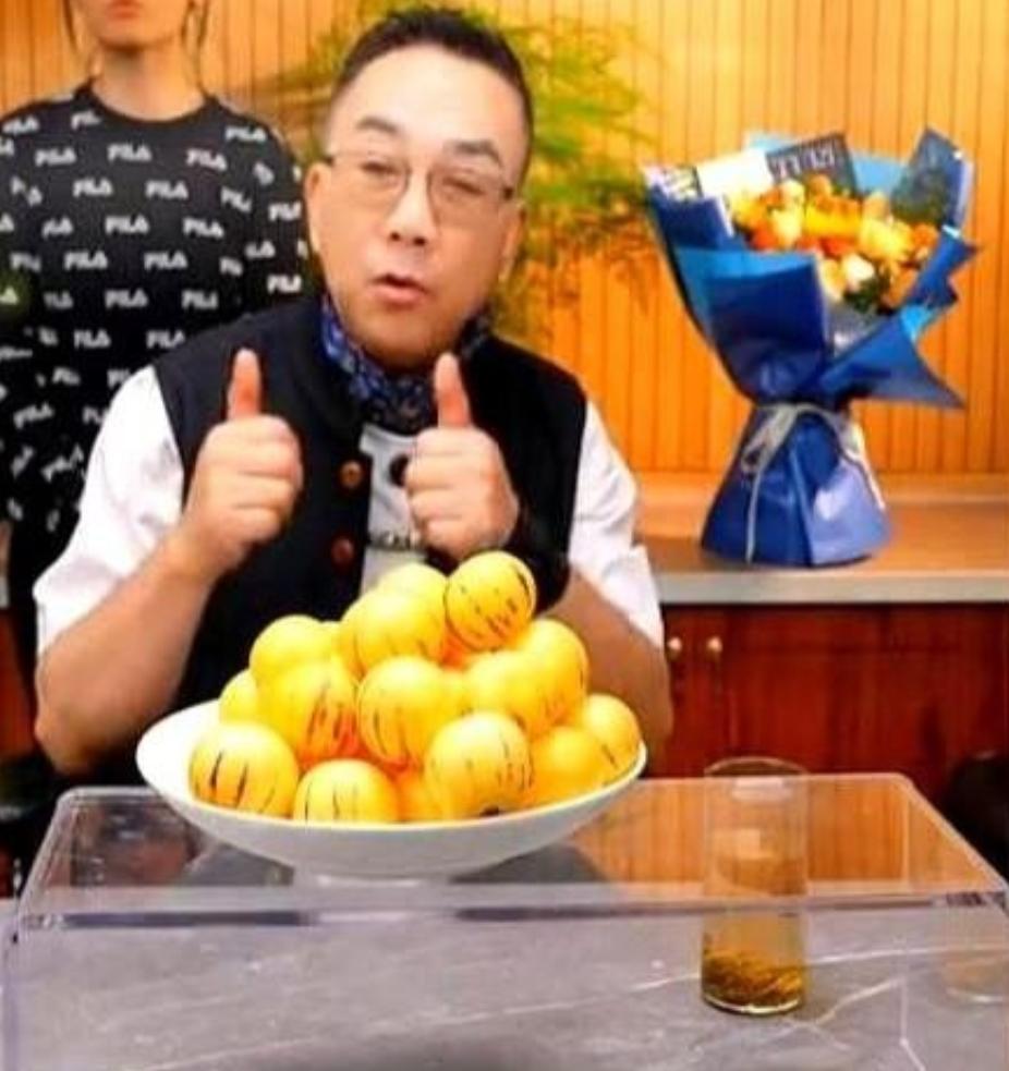 杨议在直播间里，当所有人的面给于谦拨电话。说实话，真替他捏了把汗。因为他
