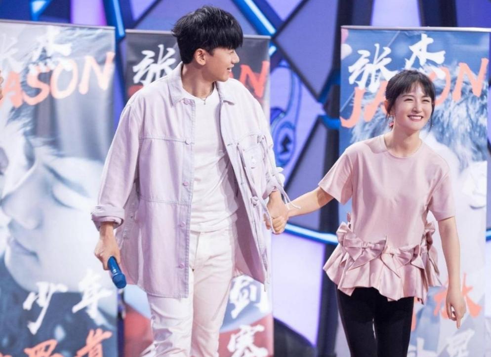 谢娜是主持人，段曦也是主持人，她们一个是张杰的妻子，一个是张杰的前女友，看来张杰