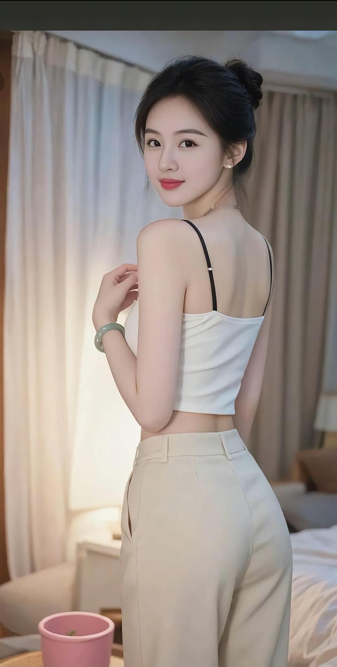 优雅气质，白搭吊带背心搭配高腰裤，轻松打造都市时尚！👗👠💄