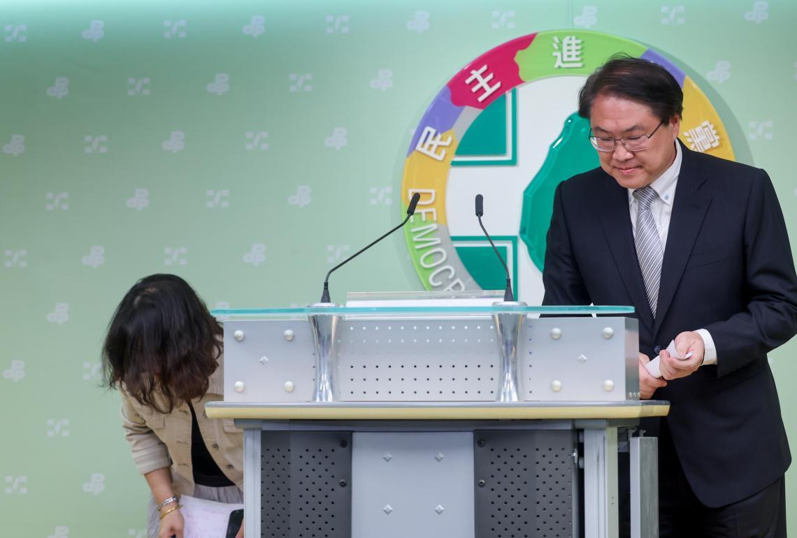 绿营“跳船潮”出现，民进党秘书长林右昌今天上午宣布辞职，选择暂时远离赖清德，以躲