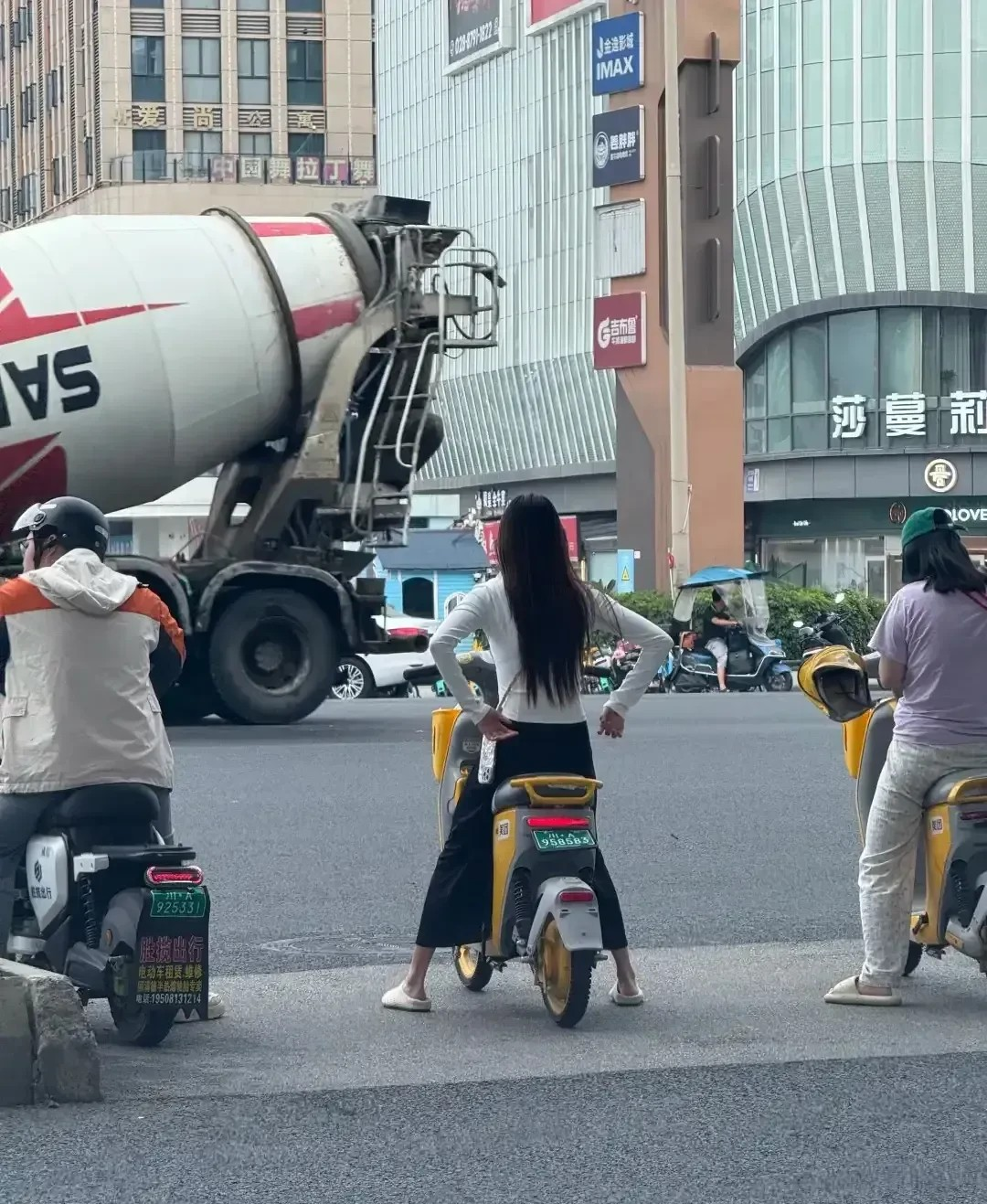 一看这拖鞋，就知道不是两广人。[捂脸哭][捂脸哭]