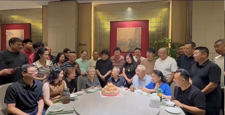 前几天，李伯祥89岁寿宴，出名的徒弟没来，场面低调简单。他今年虚岁89了，寿宴