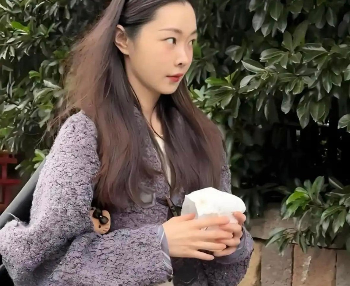 在乌镇偶遇宋轶，不得不感叹颜值身材的重要性。一身花裤配紫外套、大黑包加皮鞋的混搭穿搭，换别人很容易踩