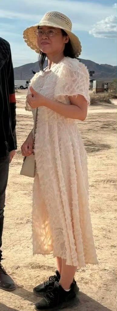 之前嚷嚷着“越制裁我越反华”的深圳律师周君红,最近在社交平台上又现迷惑行为!