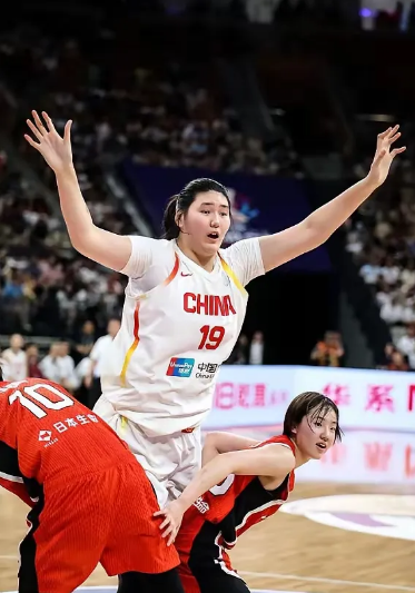 傻子都知道应该传球给张子宇，但是就是不给张子宇传球！这张图片就是昨晚张子宇的真实