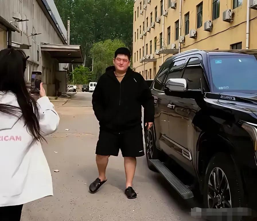 赵本山的儿子赵大牛，看着可真“牛”。看这身材，这大体格子能把他爹赵本山装下，看旁