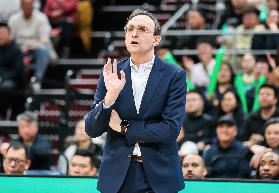 辽宁男篮34分惨败上海男篮，这五个事实是真刺眼：1、辽宁三连冠时期的功臣张镇