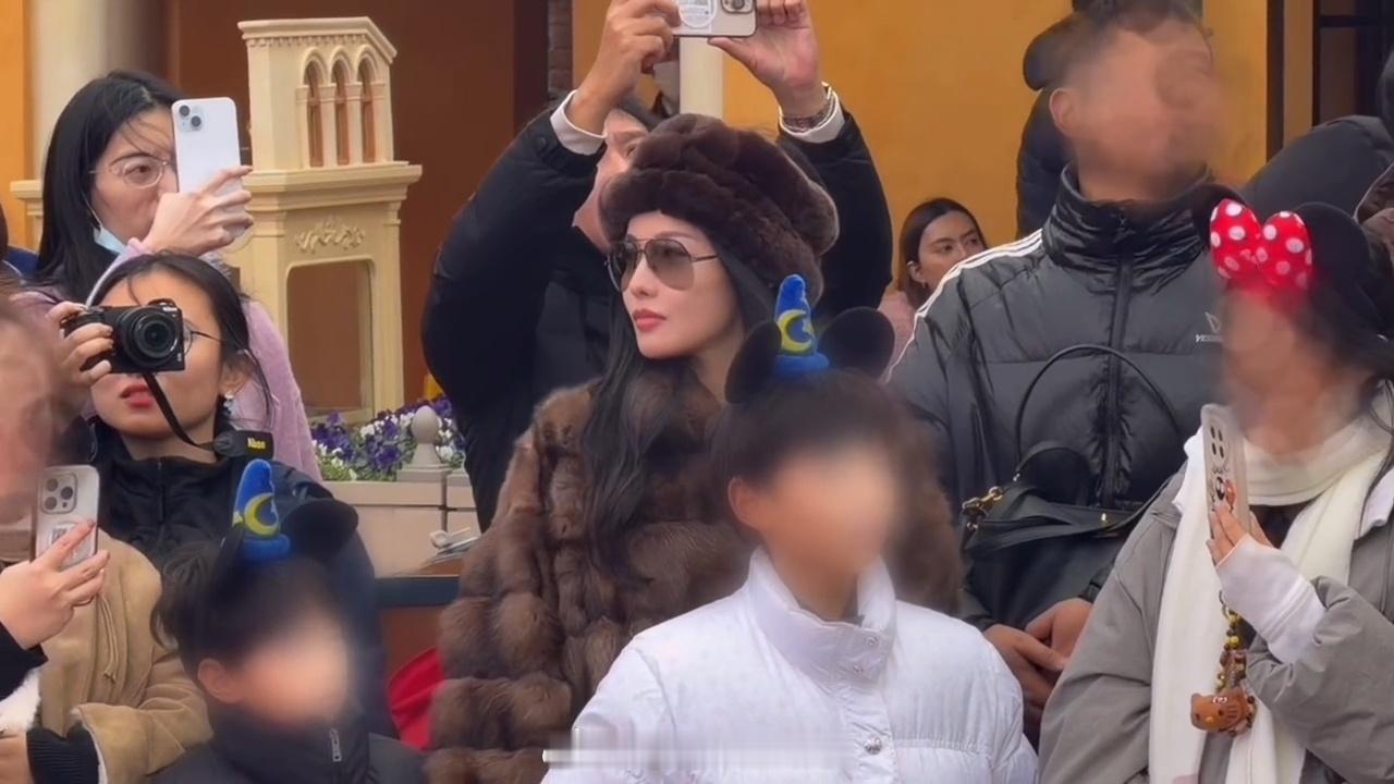 张嘉倪带两个儿子迪士尼跨年张嘉倪带儿子迪士尼跨年儿子这么大了