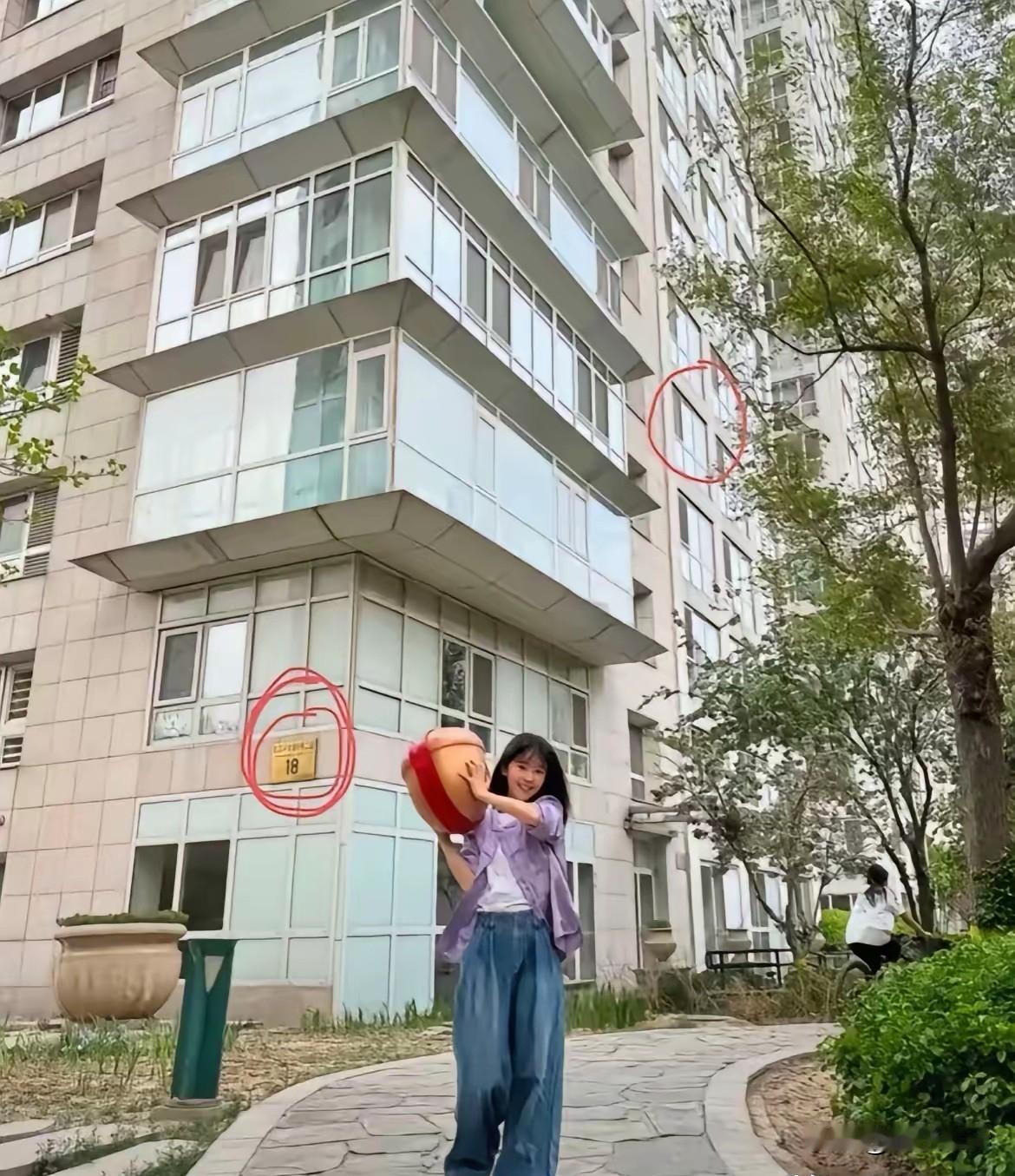 宋伊人这次惨了，网友已经揪着她不放了！她发的自拍照片背景图，正好就是于朦胧坠亡
