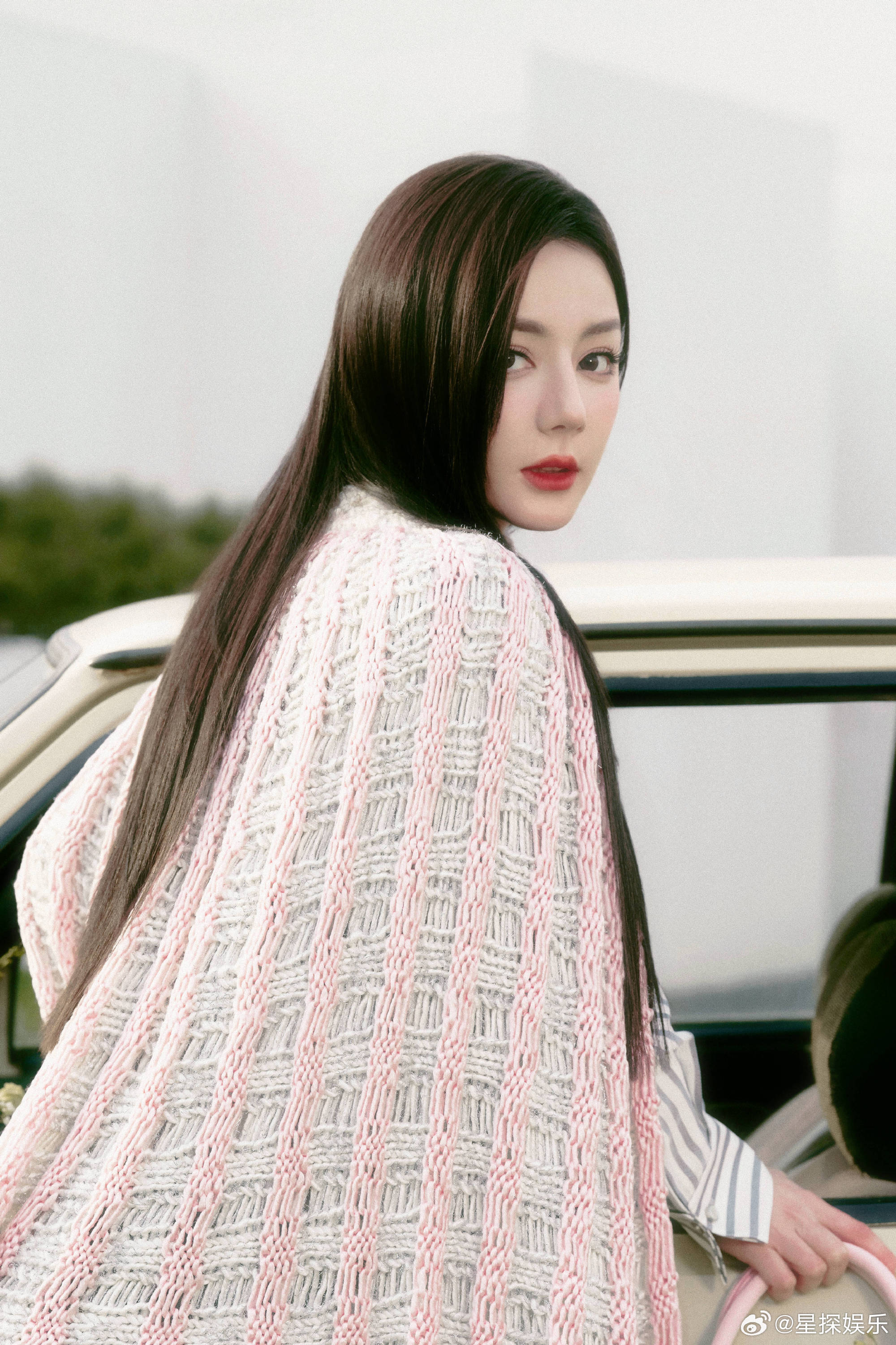 迪丽热巴滞留迪拜看着真的太寒心了。外交部早就发了预警，北京上海明明有直飞，结果