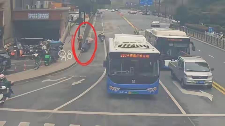 2月底，杭州外卖小哥尹忠宇在送餐高峰期及时发现了天然气泄漏的隐患，杭州天然气公司