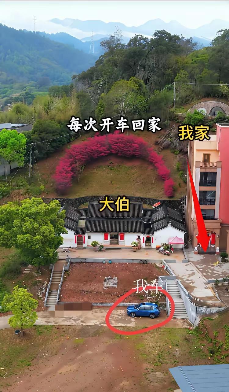 你大伯家是阴宅格局！不信可以看看右上角的坟墓！