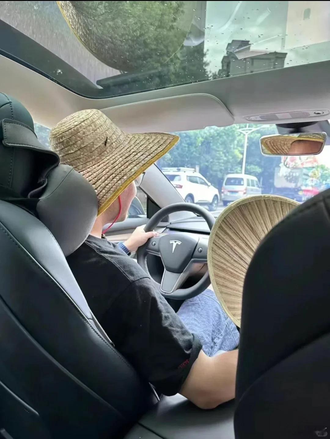 开过特斯拉的基本都懂，标配大玻璃天幕颜值在线，可一到夏天堪称大型烤蒸笼...